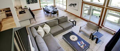 Large open concept living room with Queen pull out sectional couch & great light