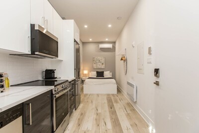 Lofts du Parc Lahaie - Mile End - Cozy Modern Studio Apt 303