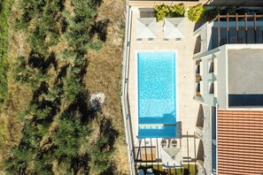 An overview of the pool terrace.