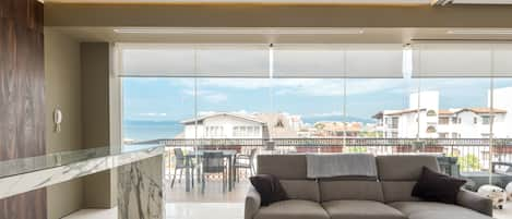 Ample apartment with fresh ocean breeze just by opening the door