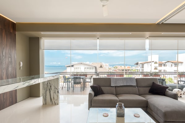 Ample apartment with fresh ocean breeze just by opening the door