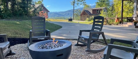 Beautiful new firepit overlooking the mountain view
