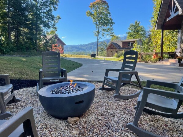 Beautiful new firepit overlooking the mountain view
