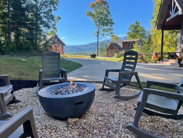 Beautiful new firepit overlooking the mountain view
