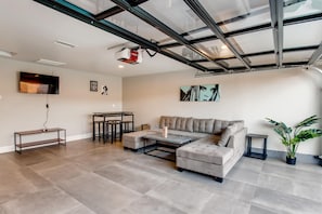 ART-DECO OPEN LIVING-ROOM AREA WITH PLENTY SPACE