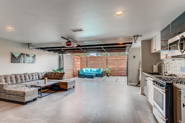 IN/OUT LIVING ROOM WITH & KITCHEN THAT IS FACING OUTDOOR PATIO