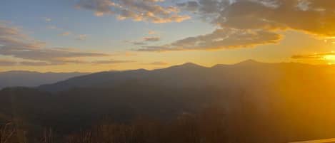 Sun sets on another beautiful day in the mountains 