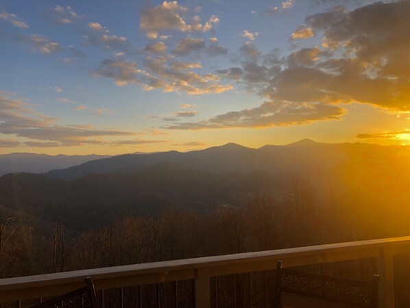 Sun sets on another beautiful day in the mountains 