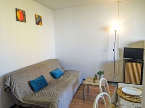 Möbel, Flooring, Fussboden, Interior Design, Wand, Holz, Zimmer, Couch, Wohnzimmer, Beleuchtung
