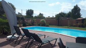 Terrasse avec les transat + coussins + deux grands parasols suspendus