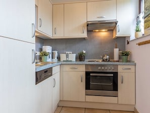 Offene vollausgestattete Küche im Wohnbereich integriert