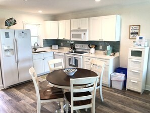 Brand new kitchen, floors and quartz countertops!