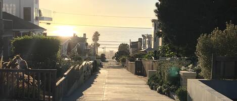 Walk-street stroll to the beach!