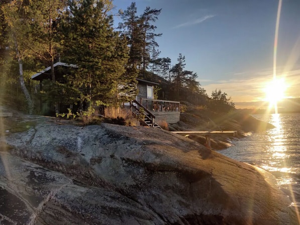 Panoramic views: Witness sunrises and sunsets from your window all year round