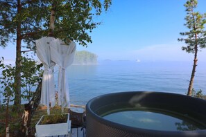Hottub (add-on which can be booked in advance), heats up to 40C