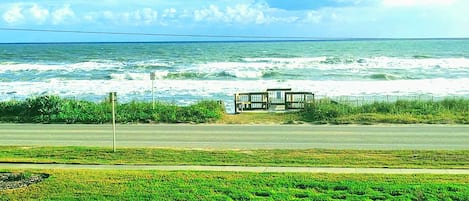 Utsikt mot strand/hav