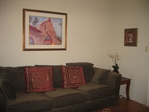 Living Room with queen size pullout, Unit 4