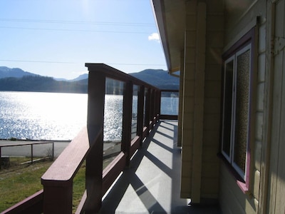 Alert Bay Lodge - Waterfront Accommodation in Alert Bay, BC - Ocean View with Deck and Hot Breakfast