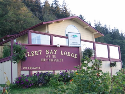 Alert Bay Lodge - Waterfront Accommodation in Alert Bay, BC - Ocean View with Deck and Hot Breakfast