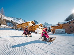 Neige, Ciel, Montagne, Fenêtre, Bâtiment, Équipement Sportif, Pente, Loisirs De Plein Air, Gelé, Calotte Glaciaire