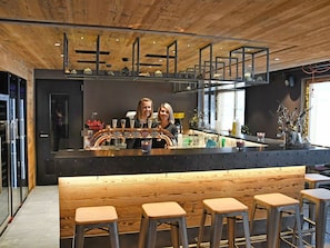 Meubles, Comptoir, Bois, Bar, Design Intérieur, Table, Cabinetry, Cuisine, Tabouret