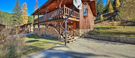 Eureka Vacation Rental | 4BR | 2.5BA | 2,400 Sq Ft | Stairs Required