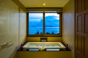 Bathroom en-suite with ocean view bath tub and walk in shower