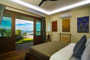 Bedroom 1 en suite, king size bed, air conditioning and stunning ocean views 