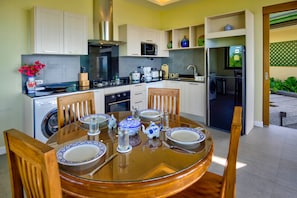 Lovely fully fitted Kitchen with all utensils
