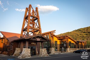 This is the front desk building. You’ll check-in and receive your access cards at the front desk. The Prospector Condos are conveniently located in the downtown Park City Prospector area. The conference center and lobby area are at the corner of Sidewinder Drive and Gold Dust Lane. 