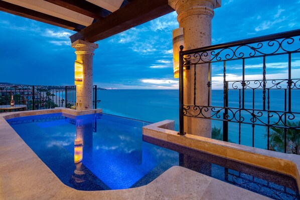 Infinity hot tube with endless views! 