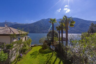 LAGLIO ARTIST'S HOUSE, WITH GARDEN AND DIRECT ACCESS TO THE LAKE