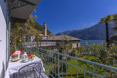 LAGLIO ARTIST'S HOUSE, WITH GARDEN AND DIRECT ACCESS TO THE LAKE