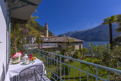 LAGLIO ARTIST'S HOUSE, WITH GARDEN AND DIRECT ACCESS TO THE LAKE