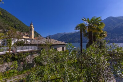 LAGLIO ARTIST'S HOUSE, WITH GARDEN AND DIRECT ACCESS TO THE LAKE