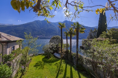LAGLIO ARTIST'S HOUSE, WITH GARDEN AND DIRECT ACCESS TO THE LAKE
