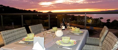 Coucher de soleil sur les Îles Sanguinaires depuis la terrasse de 20 m2