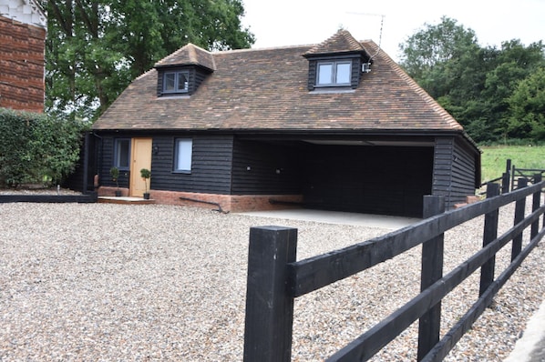 Weaver's Rest, a 'Kentish-Barn' Style Cottage in a peaceful, convenient setting