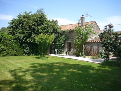 La Roseraie, delightful cottage for 2 with large pool.