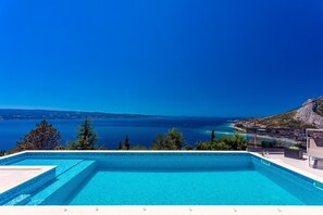 Villa offers opened and panoramic sea views in a quiet and private environment 