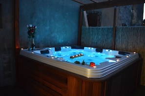 Indoor spa tub
