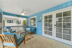upstairs screened patio