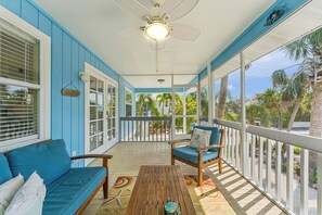 upstairs screened patio