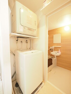 Free washing machine and clothes dryer