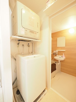 Free washing machine and clothes dryer