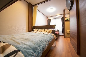 Double bed 　①