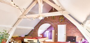 salle de jeu (billard, babyfoot, consoles de jeux , bibliothèque, videothèque)