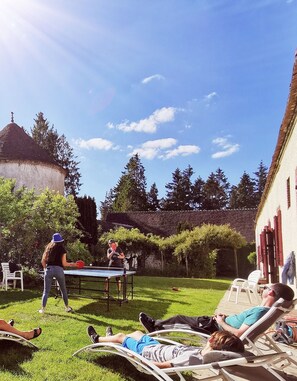 Le jardin : ses transats et sa table de ping-pong