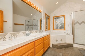 Bedroom #1 - Master King Bed Ensuite Private Full Bathrrom with Jacuzzi Tub
