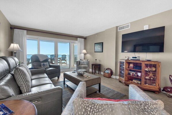 Living Area w/Beachfront View